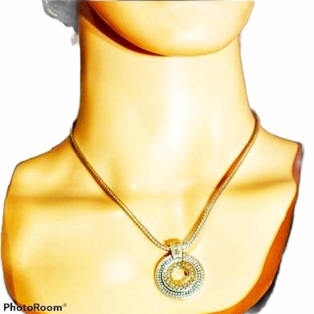 247N361  Vintage Round Pendant With Silver Round Necklace